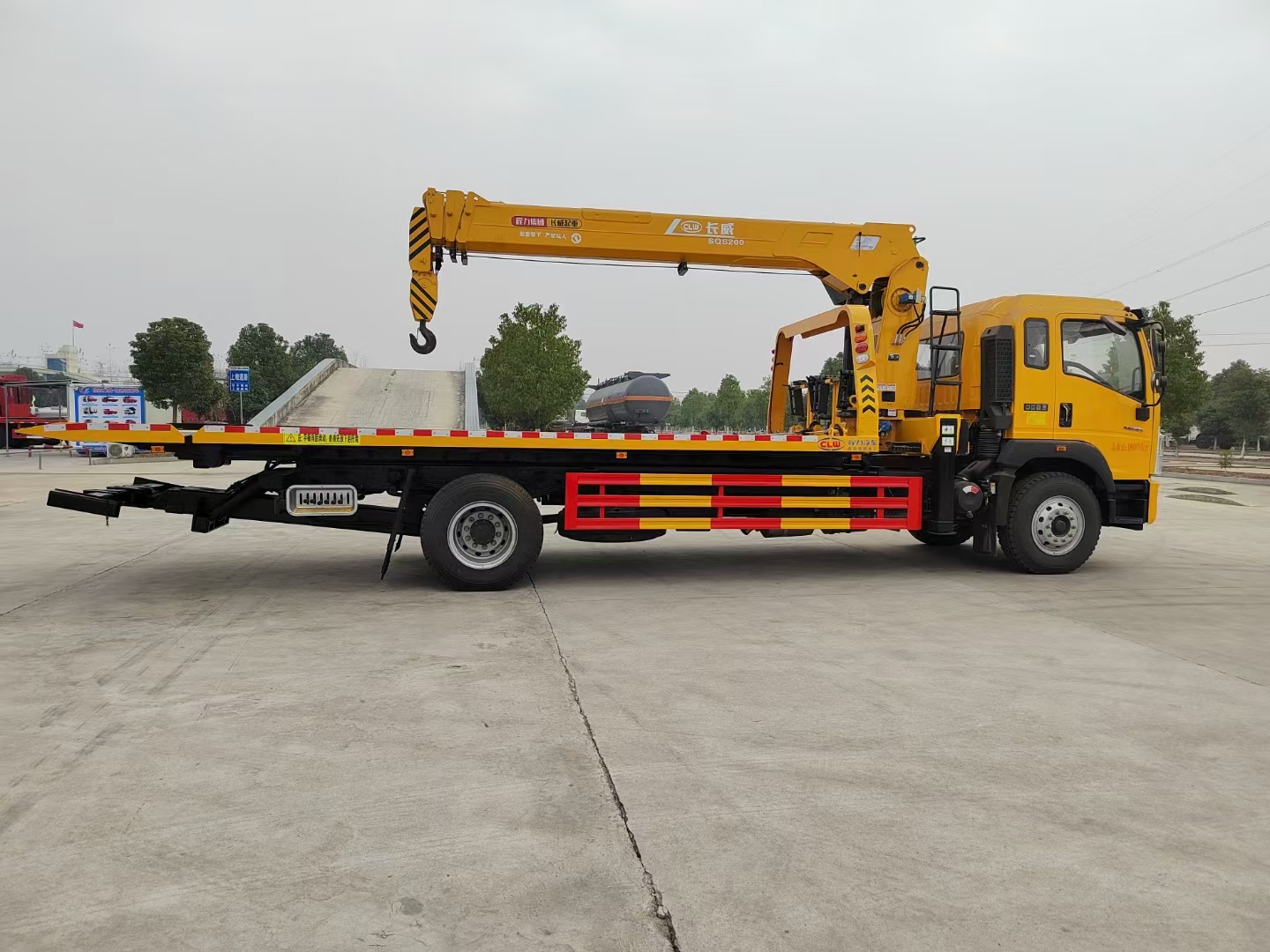 重汽豪沃G5X帶吊清障車