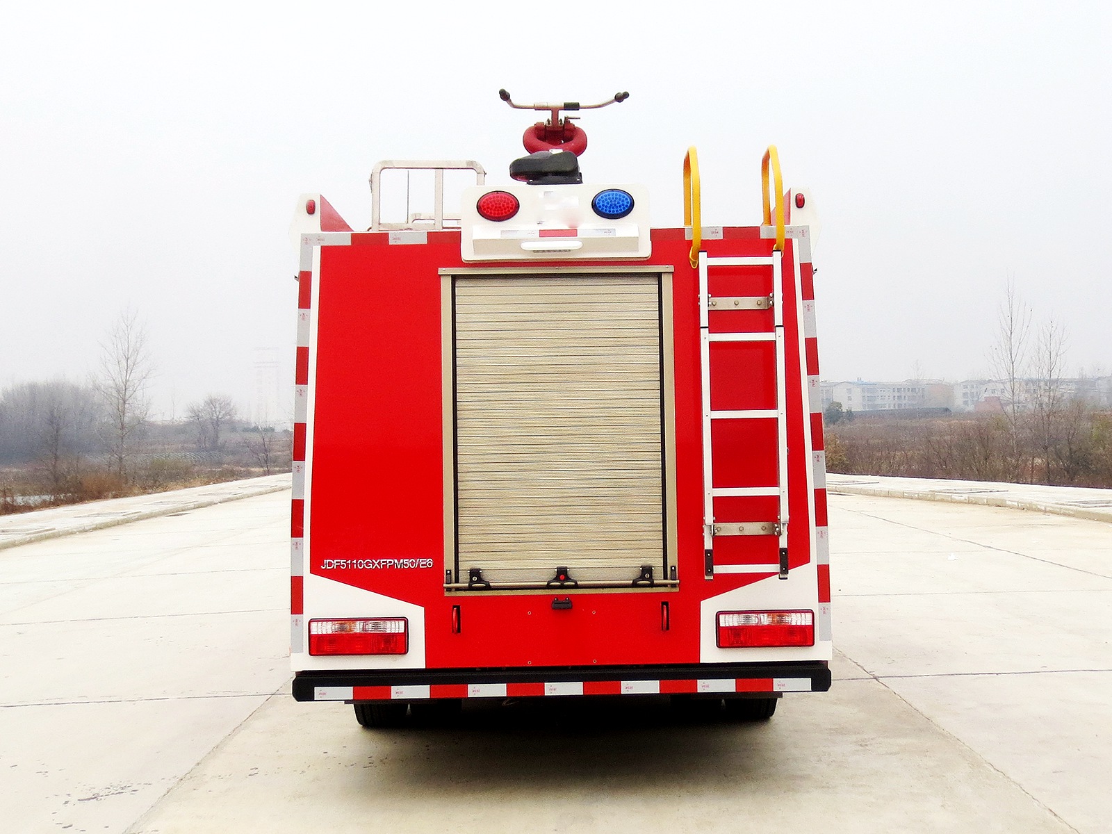 東風多利卡D7-5.5立方水罐消防車