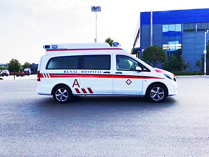 奔馳監(jiān)護(hù)型救護(hù)車