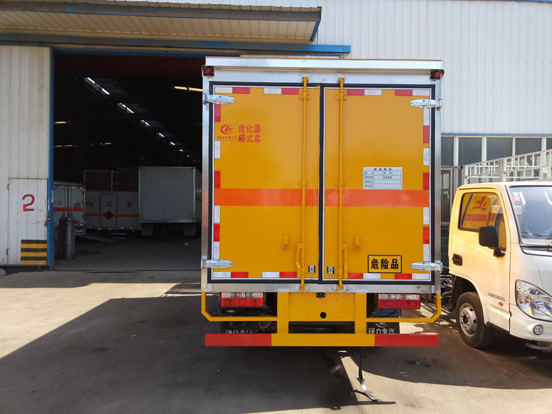 多利卡4.1米(3.4噸)液體廂式車