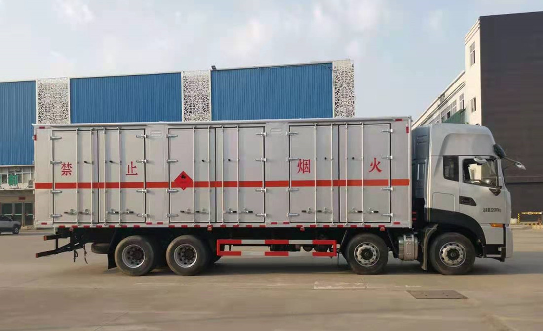 東風(fēng)天龍 9.6米雜項(xiàng)危險(xiǎn)品廂式運(yùn)輸車